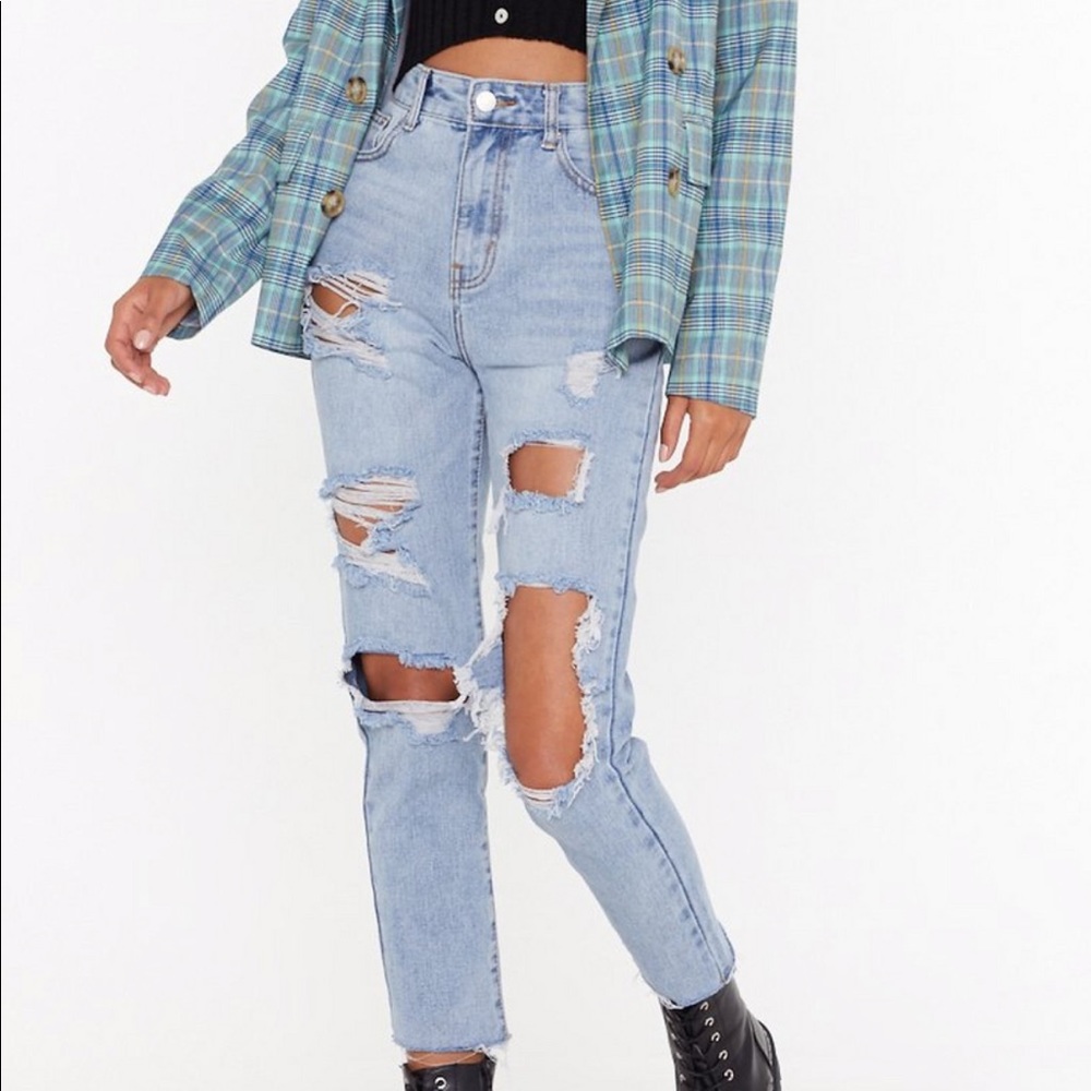 DISTRESSED GIRLFRIEND JEANS